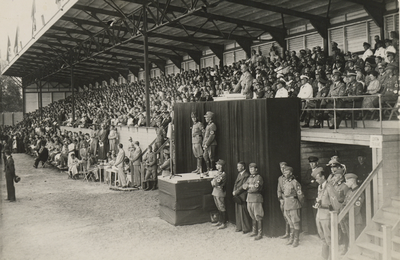 502591 Afbeelding van de bijeenkomst tijdens De Dag van den Nederlandschen Arbeidsdienst in het sportcomplex Houtrust ...